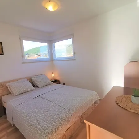 Nyaraló Summer Escape In Barbat Mit Garten Und Aussicht By Interhome